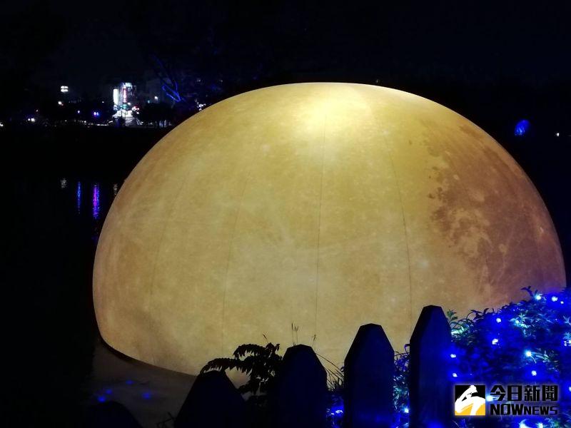 ▲北香湖「光織影舞」湖面上有一顆全國最大的月亮，也宛若蛋黃酥，巧妙生趣。（圖/記者邱嘉琪攝）