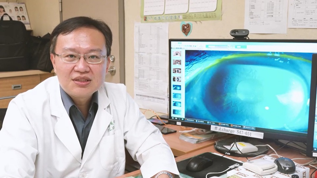 ▲嘉義長庚醫院吳沛倫醫師為免隱形眼鏡配戴者再受傷害，提出正確的戴法與觀念。(圖／記者陳惲朋翻攝）