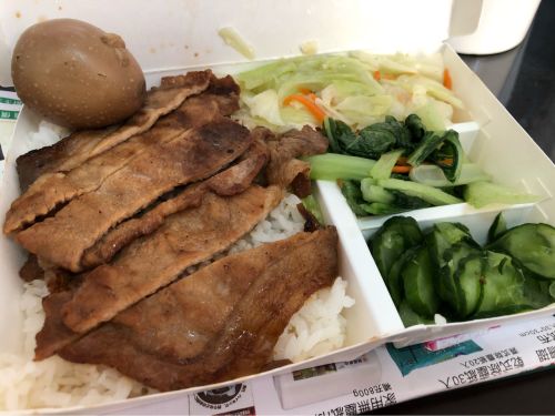 便當「S級配菜」堆滿也超盤！他吐槽：不該當一道菜　老饕吵翻了
