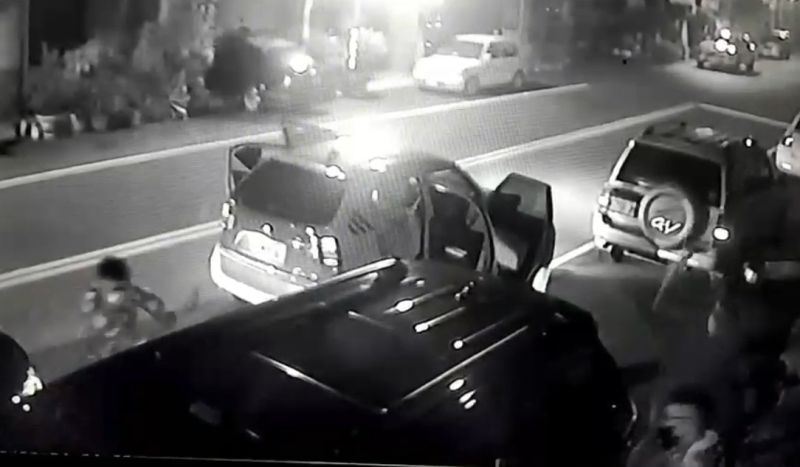 ▲今天凌晨三民區知名茶行業者座車也遭砸。(圖/記者郭凱杰翻攝,2020.09.29)