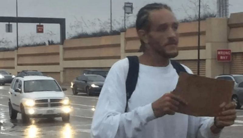 ▲Delonte West在街頭乞討的照片。（圖／翻攝自推特）