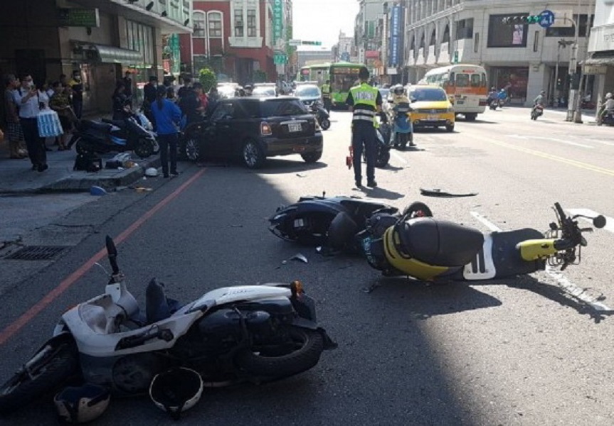 ▲上午趕著看股票　老婦連撞10車。(圖/記者鄧力軍翻攝)