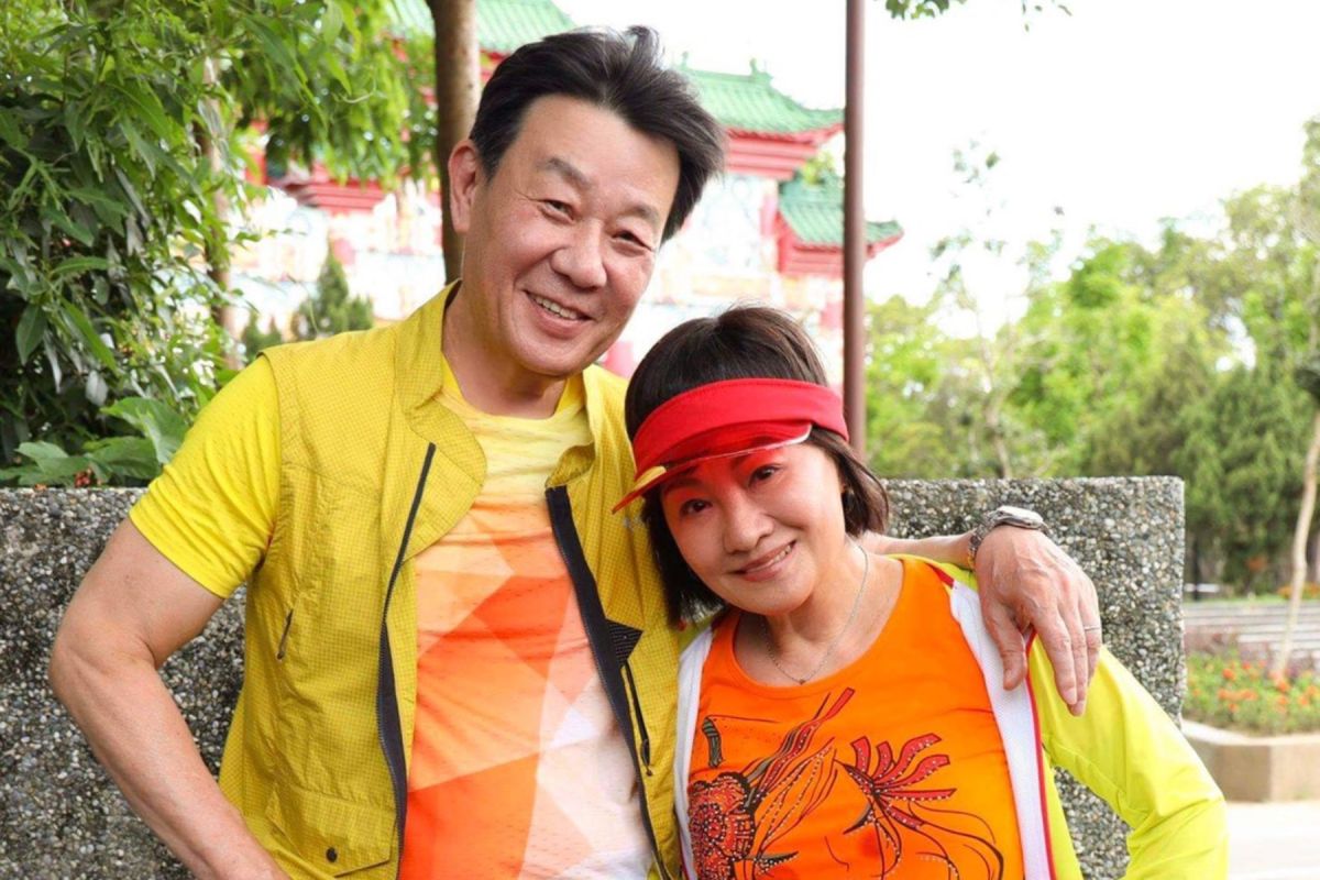 ▲ 比莉（右）甜喊寇世勳「腦公」。（圖 / 草舍文化提供）
