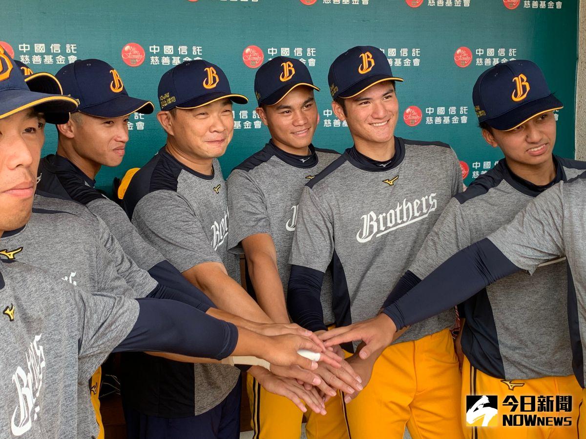 ▲「恰恰」彭政閔領銜菜鳥喊聲。（圖／吳政紘攝）