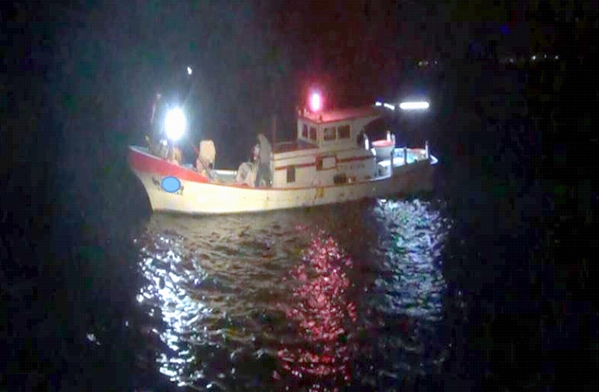 ▲屏東縣海口籍漁船(船上2人)，於28日夜晚11時許航行至屏東縣白砂外1浬處，因船艇機械故障無法操控失去動力漂流有安全疑慮。（圖／海巡署恆春海巡隊提供, 2020.09.29）