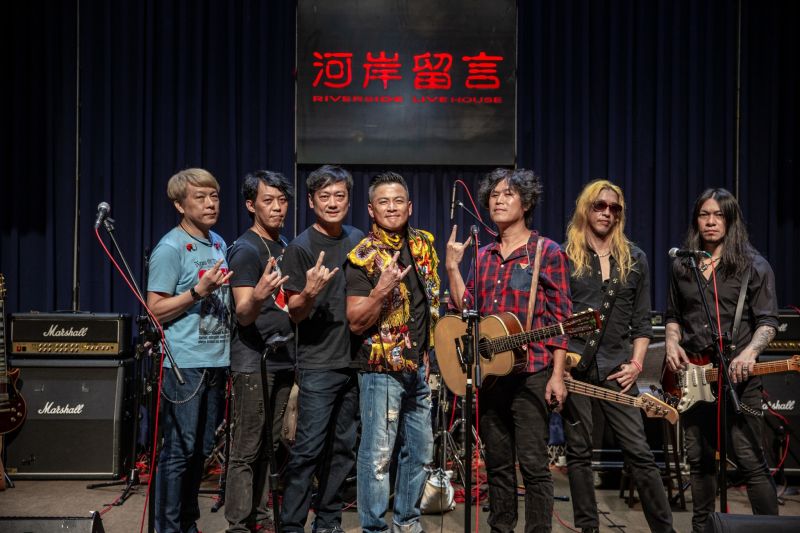 ▲江宏恩化身Rocker擔任董事長樂團演唱會嘉賓。（圖