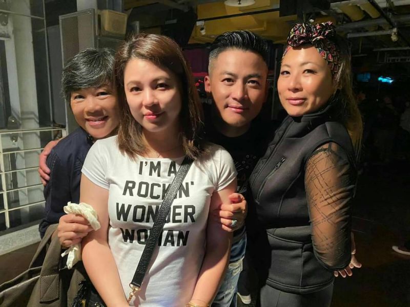▲江宏恩母親(左1)偕老婆(左2)與姊姊到現場打氣。(圖