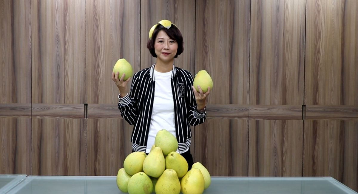 ▲民進黨立為陳亭妃號召立委們舉辦撥柚子比賽。（圖／陳亭妃國會辦公室提供）