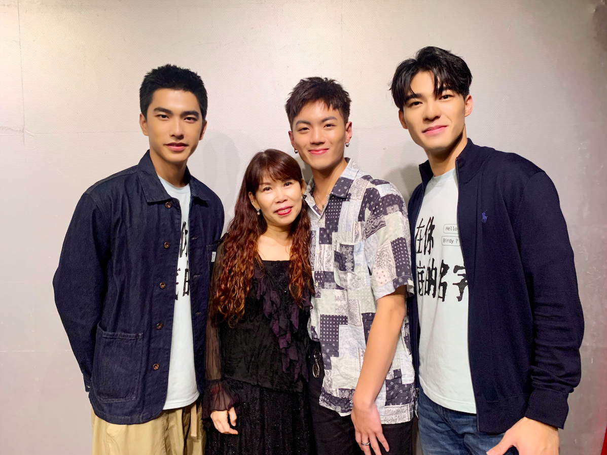 ▲龔言脩（右二）自掏腰包請高中老師殷雪梅（左二）、同學們看陳昊森（右一）、曾敬驊主演的電影《刻在你心底的名字》。（圖／年代娛樂提供）