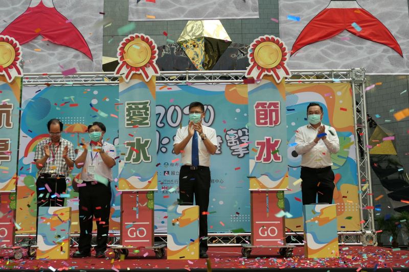 ▲「2020愛水大進擊」闖關體驗活動,由行政院南部聯合服務中心陳政聞(右)執行長、經濟部水利署黃宏莆主任秘書(中)、科工館陳訓祥館長(左一)一同進行開幕儀式。(圖/行政院南服中心提供)