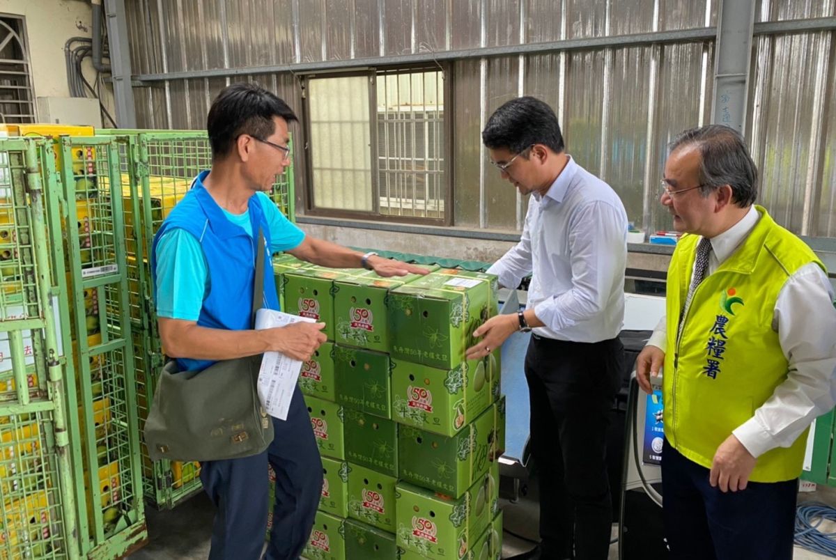 ▲立委劉建國與農糧署長胡忠一等媒合企業採購雲林地區文旦。（圖／記者蘇榮泉攝，2020.09.29）