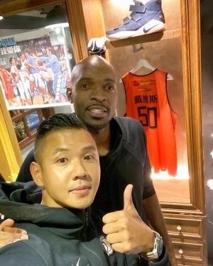 ▲P.LEAGUE+新職籃聯盟執行長「黑人」陳建州和「新台灣人」戴維斯(Quincy Davis)。(圖/取自陳建州臉書) ▲P.LEAGUE+新職籃聯盟執行長「黑人」陳建州和「新台灣人」戴維斯(Quincy Davis)。(圖/取自陳建州臉書)