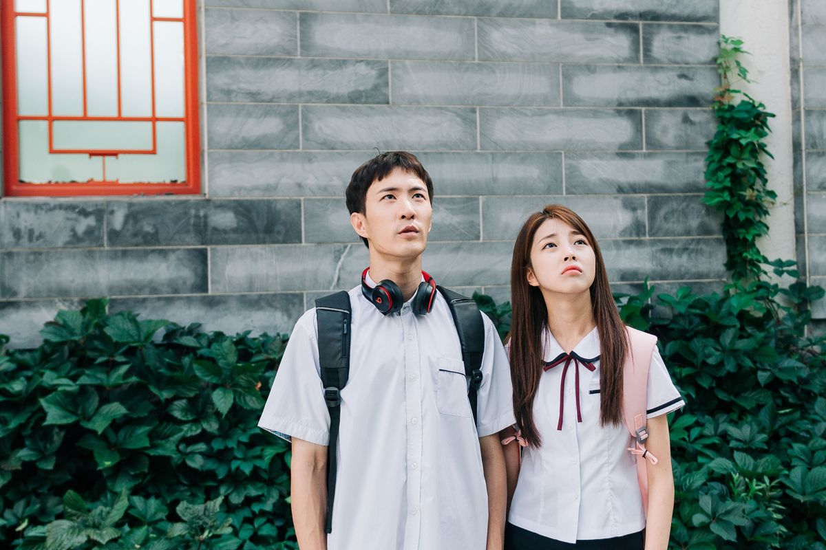 ▲《醬狗》以一本台灣發放的「中華民國無戶籍護照」貫穿全片，由賀業文（左）和金叡恩演出。（圖／佳映）