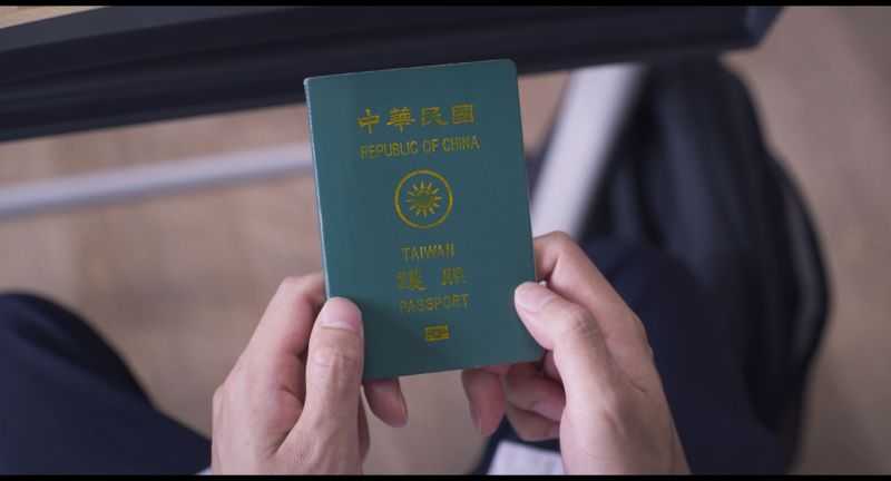 ▲中華民國舊版護照10月隨國片《醬狗》抵日本為台灣發聲。(圖/佳映)