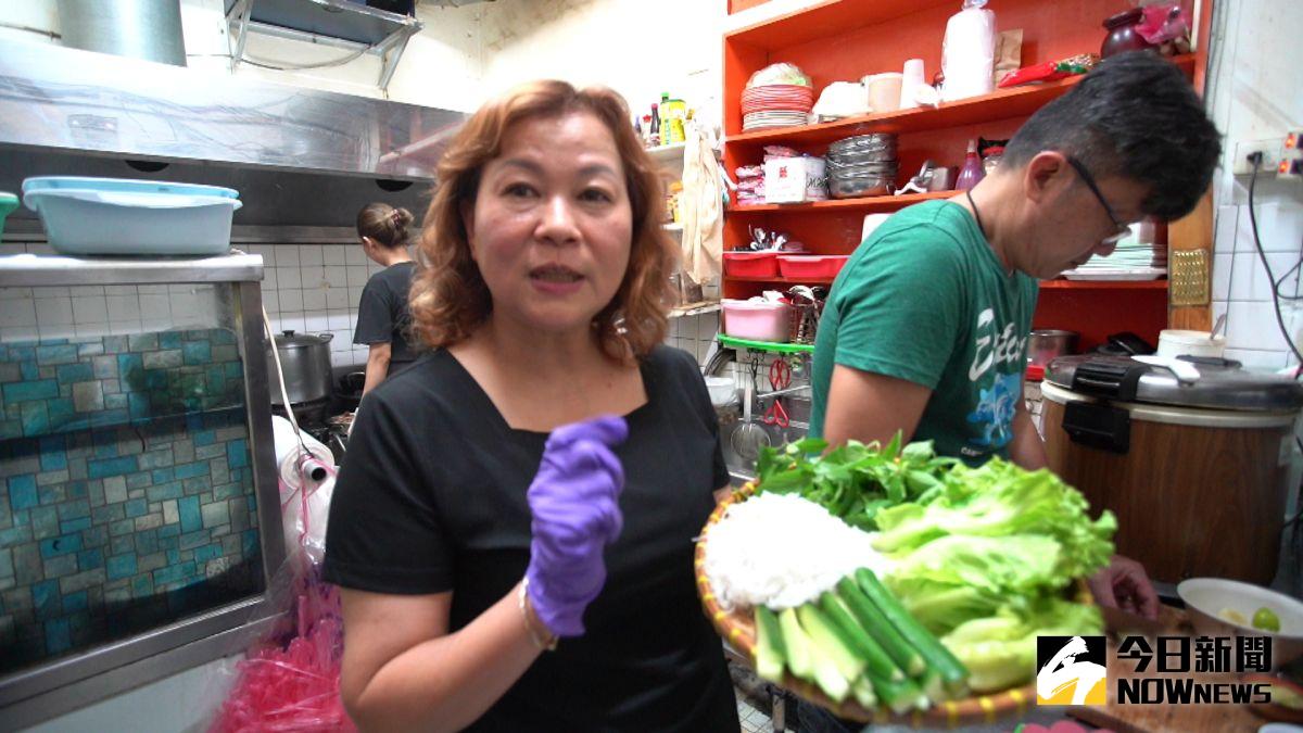 ▲馮玉英十多年前在中壢開了一家《鳴心越南小吃》，不僅凝聚了許多越南姊妹的思鄉情緒，也讓台灣人見識到越南小吃的美味和用心。（圖／記者李春台攝）