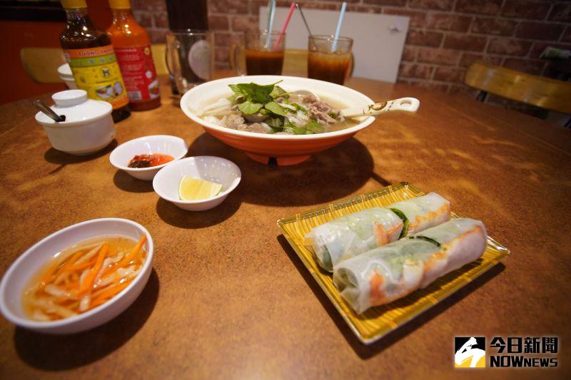 ▲牛肉河粉要擠上檸檬汁勾出牛肉湯的鮮甜;鮮蝦手卷要現點現吃,沾了特製魚露爽口又開胃。(圖/記者李春台攝)