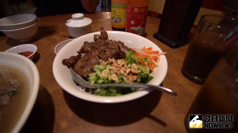 ▲烤肉涼拌米線也是店內人氣商品,夏天吃來口感很像沙拉,讓人一口接一口停不下來。(圖/記者李春台攝)