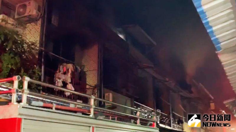 ▲三民區2樓透天民宅大火,火舌從2樓陽台及頂樓加蓋建物竄出,現場時有濃煙竄出。(圖/記者郭俊暉攝,2020.09.29)