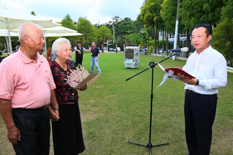 ▲縣長翁章梁日前應邀為結婚60年的鑽石婚葉景周、葉沈玉女夫婦證婚,宣讀愛的誓詞,讓老人家走進時光隧道,重溫結婚當年的美好回憶。(圖/嘉縣府提供)