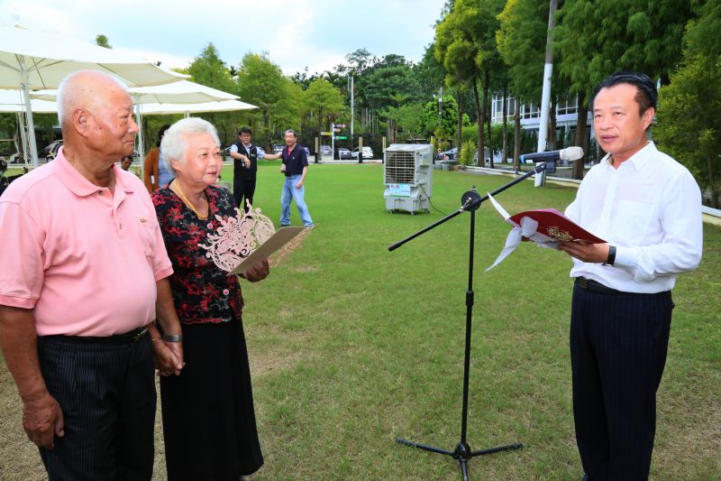 ▲縣長翁章梁日前應邀為結婚60年的鑽石婚葉景周、葉沈玉女夫婦證婚，宣讀愛的誓詞，讓老人家走進時光隧道，重溫結婚當年的美好回憶。（圖/嘉縣府提供）