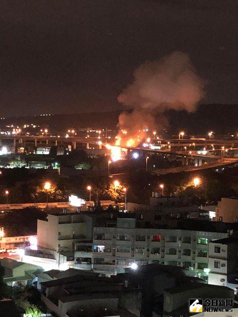 ▲巨大爆炸聲響連附近民宅窗戶震動,彰化市民驚見夜空熊熊大火。(圖/記者陳雅芳翻攝,2020.09.30)