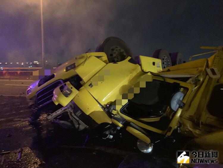 ▲國道三號彰化系統交流道發生滿載氫氣的槽車疑失控擦撞護欄，強大撞擊力造成車頭與車體分離，駕駛罹難。（圖／記者陳雅芳翻攝，2020.09.30）