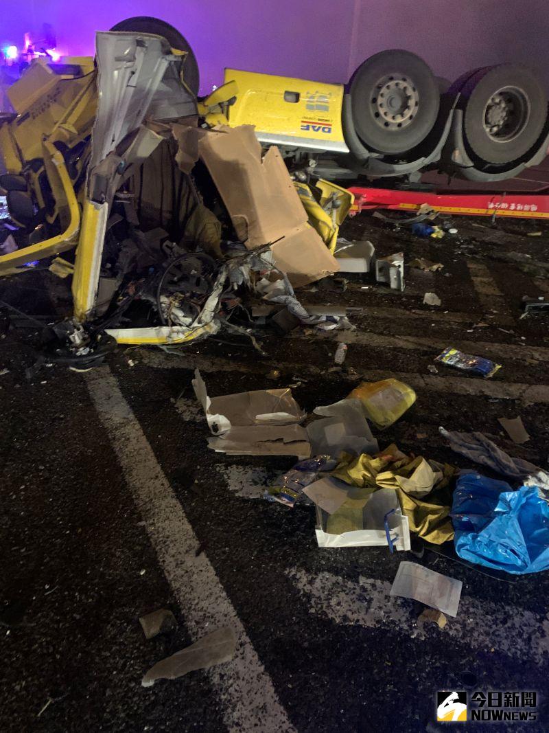 ▲強大撞擊力造成車頭與車體分離,車體支離破碎。(圖/記者陳雅芳翻攝,2020.09.30)