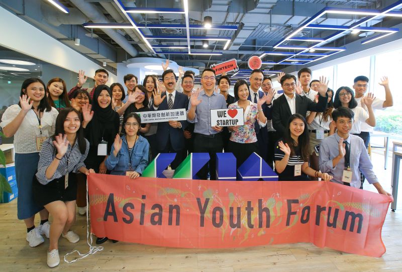 ▲開發金控帶領亞洲青年論壇（Asian Youth Forum）學生參觀中華開發創新加速器，並與新創業者對談。（圖／開發金提供）