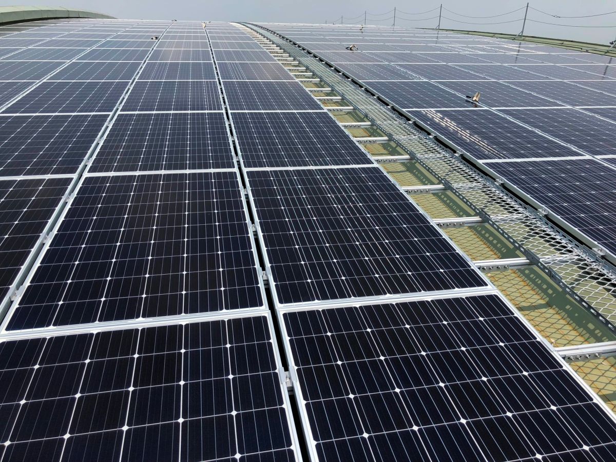 ▲台鐵高雄機廠（潮州新廠）屋頂規畫設置太陽光電發電設備，預估每年平均發電量將至少可達 537 萬 5,000 度。（圖／台鐵）