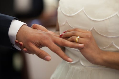 ▲原來，如果將戒指戴到底，將表示把另一半「壓落底」的含義，是一種傳統婚禮習俗。（示意圖／翻攝自《pexels》