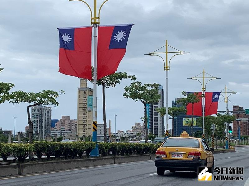 ▲今年道路插掛的國旗採用8號(240cm*160cm)國旗，以垂直懸掛方式於本市境內重要道路、橋樑插掛。(圖/記者康子仁攝)