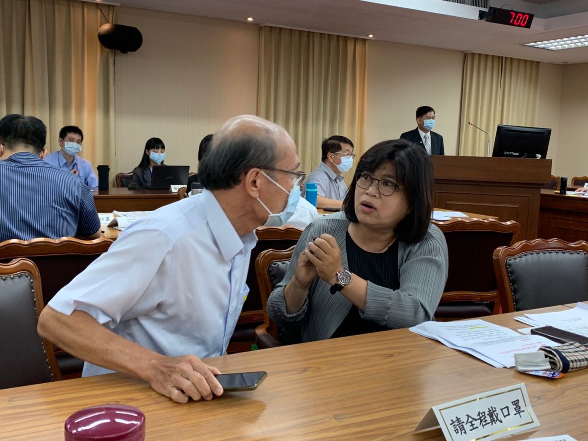 ▲王美惠與役政署官員協調事務。（圖／王美惠提供）