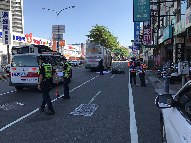 ▲30日上午，台南市中華東路二段發生1起死亡車禍，7旬老翁頭部重創當場死亡。（圖／記者陳聖璋翻攝）