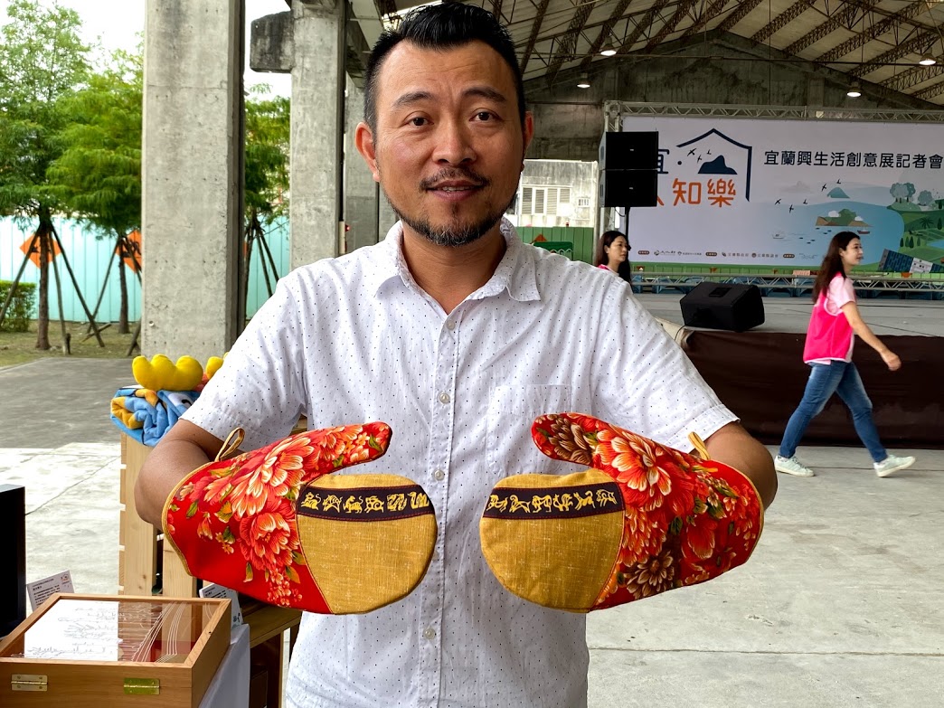 ▲呂秉承將歡樂宜蘭年的十二生肖銅爐取其生肖造型運用在隔熱手套及隔熱墊上。（圖／記者李清貴攝,2020.09.29)