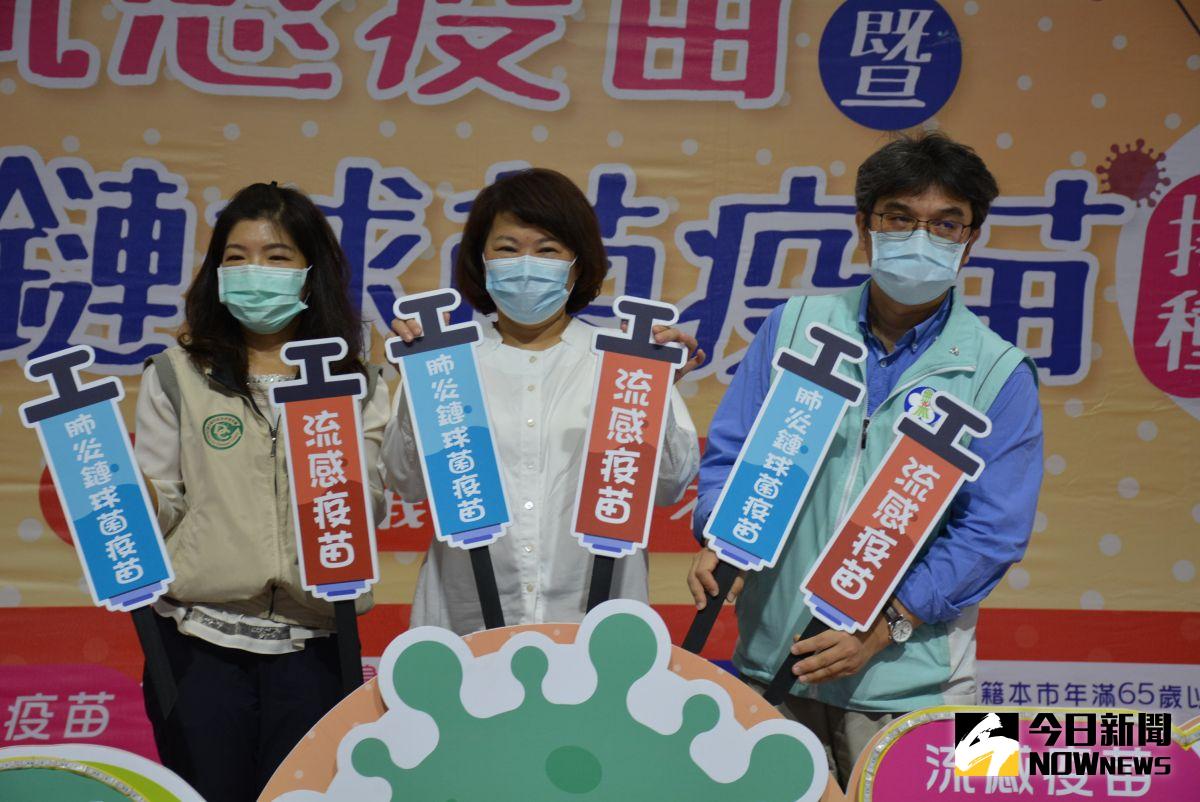 ▲陳紫君副主任、黃敏惠市長、衛生局長張耀懋將大型疫苗針筒象徵性插入病毒身上。