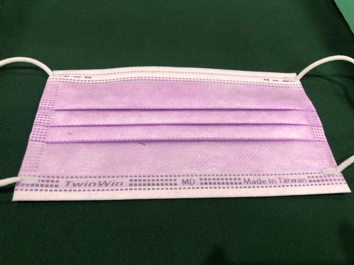 ▲指揮中心今（30）天公布雙鋼印口罩範本，提供民眾參考。（圖／記者劉雅文拍攝）