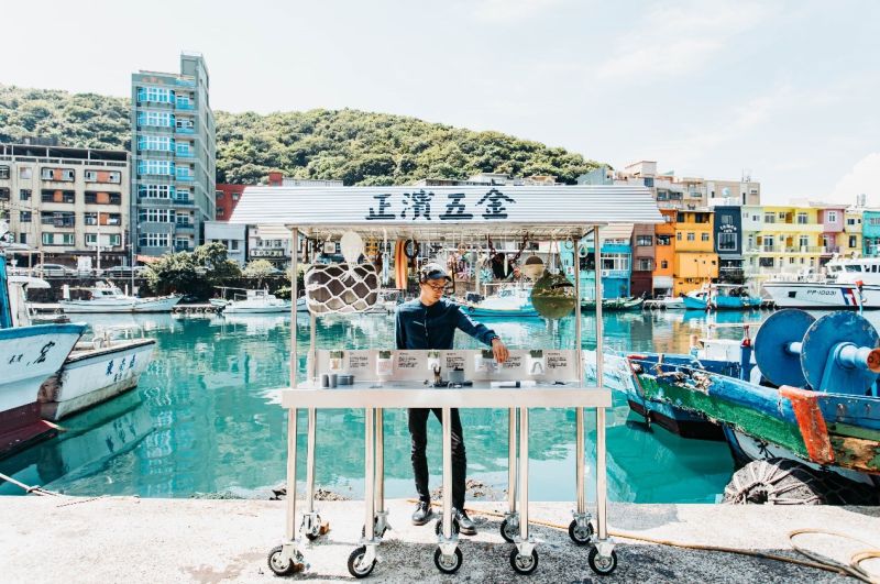 ▲藝術家楊水源在正濱漁港旁,以五金行的視角〈五金學:正濱五金〉,探討人與環境的關係。(圖/品牌提供)