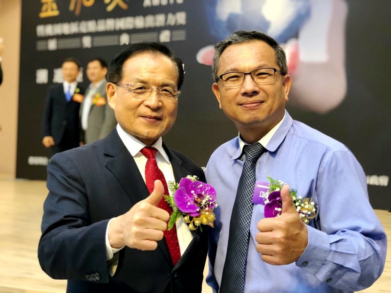 ▲歐德集團江衍欣總經理(右)接受商研院董事長邱添財(左)恭賀獲金舶獎。(圖/資料照片)