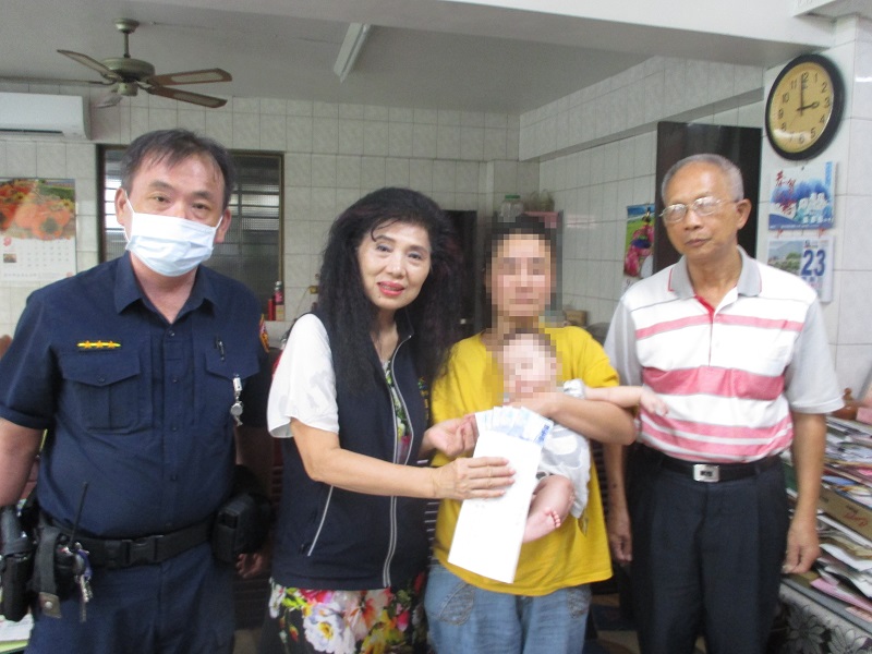 ▲員警林志營結合慈善團體南投福元宮及里長蔡翠碧救助困苦民眾。(圖/警方提供)