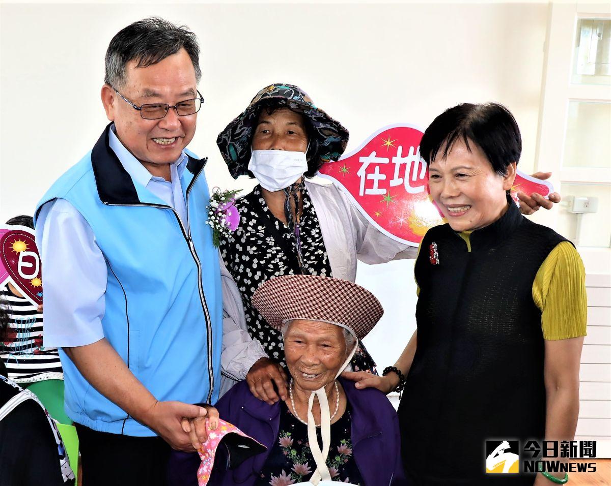 ▲澎湖議長劉陳笑說要阿嬤2年後幫縣長拉票發傳單，一旁賴峰偉笑著握起阿嬤的手，等同於默認了2年後參選連任的傳聞。（圖／記者張塵攝，2020.09.30）