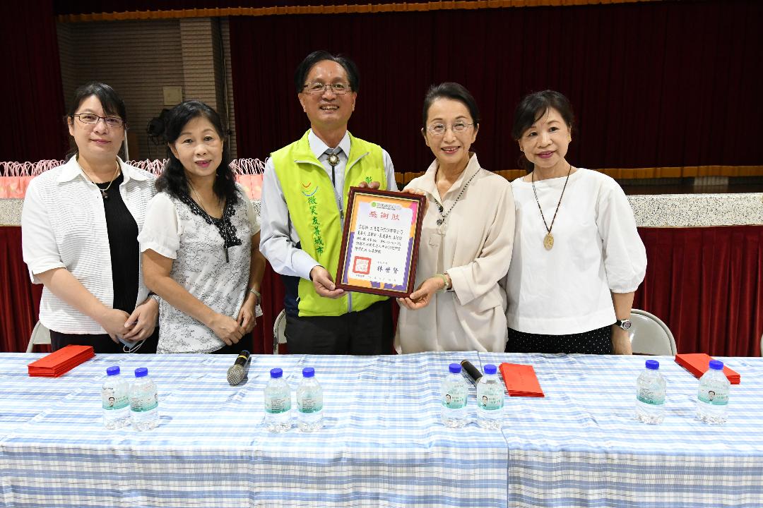 ▲彰化市長林世賢除頒發感謝狀給大通電子公司總經理王寶雍。（圖／記者葉靜美攝，2020.09.30）