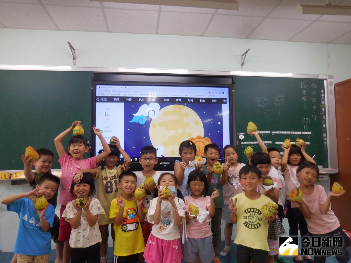 ▲芬園鄉農會四健會在文德國小教小學生彩繪柚子、手做造型月餅以及杯子蛋糕，傳達飲食健康及食安教育，小朋友學習的好也會很有興趣。（圖／記者陳雅芳攝，2020.09.30）