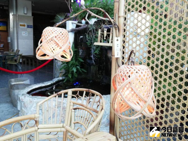 ▲天赦竹編工藝展策展風格以南洋風的休憩風格為主題,竹編照明的燈具,有優美、耐人尋味的曲線造型。(圖/記者邱嘉琪攝,2020.09.30)