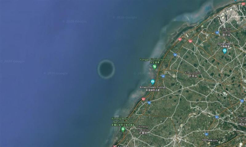 ▲一名網友指出,自己發現透過Google地圖,發現新竹外海有一塊神秘圓圈。(圖/翻攝Google