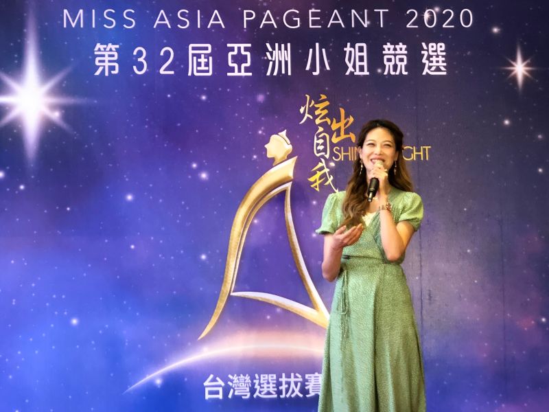 ▲▼姚采穎(下圖右5)出席亞洲小姐台灣選拔賽記者會。(圖/邁肯特整合行銷提供)