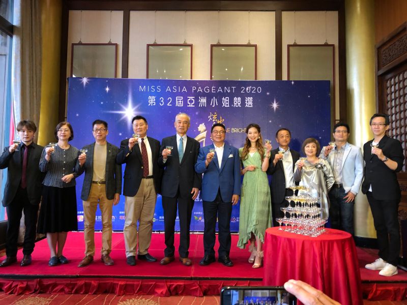 ▲▼姚采穎(下圖右4)出席亞洲小姐台灣選拔賽記者會。(圖/邁肯特整合行銷提供)