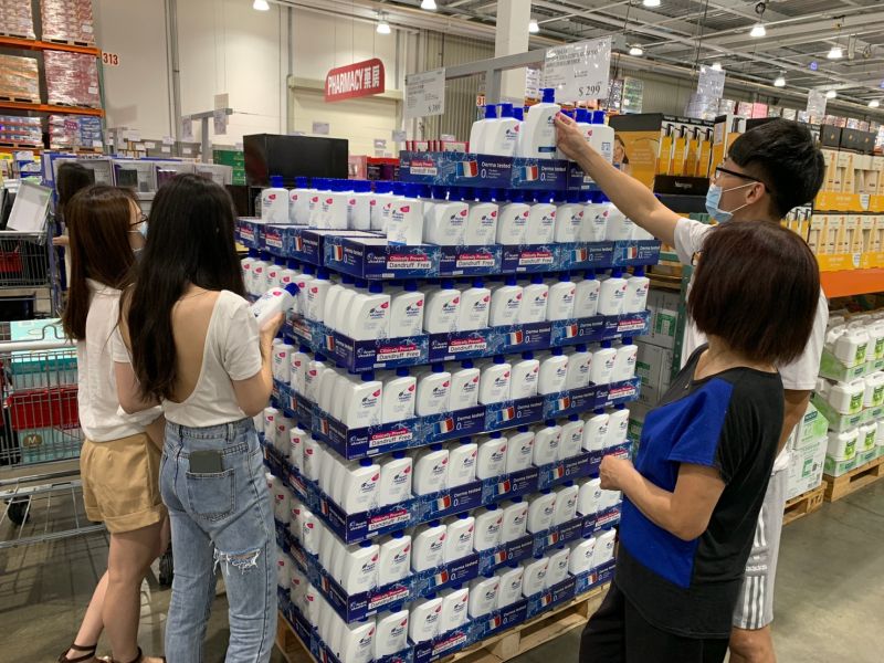 ▲提到去屑洗髮精,經醫師認證的海倫仙度絲,一直都是熱賣多年、許多人第一個聯想到的經典品牌。這次在美式賣場上架,是外面買不到的歐洲進口版,網友大推「囤起來」!(圖/資料畫面)