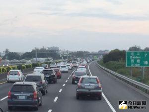 車潮、塞車、收假、連假 ▲每到連假時,國道總是會湧現車潮,導致塞車,今年中秋連假也不例外。(圖/NOWnews資料照)