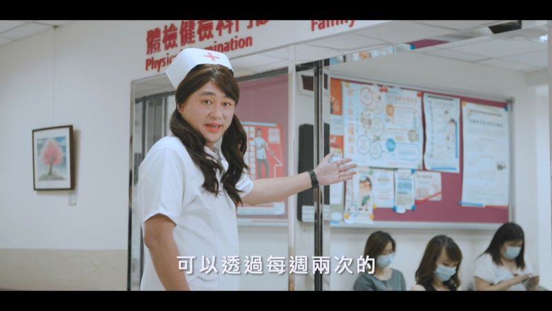 ▲長楊鎮浯反串護士,化身成醫院的宣導大使。(圖/翻攝自金門縣政府影片)