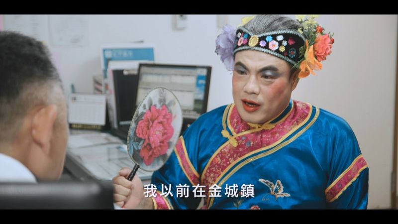 ▲金城鎮長李誠智反串阿婆角色,笑果最佳。(圖/翻攝自金門縣政府影片)